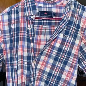 Men’s vineyard vines Tucker shirt.